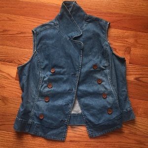 Sleeveless denim jacket